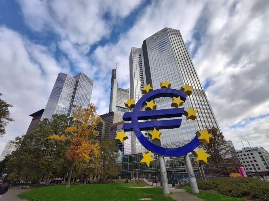 Euro area trade surplus reaches €8.6 billion in June